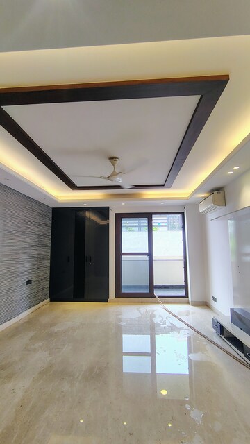 Room in 4 BHK Builder Floor at DLF Atria, Dlf Phase ii – for Rent