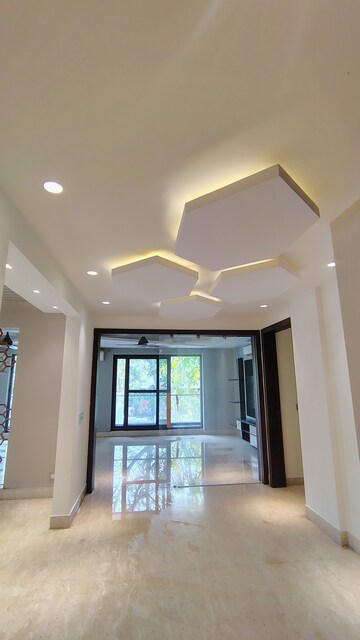 Furnished Amenities in 4 BHK Builder Floor at DLF Atria, Dlf Phase ii – for Rent
