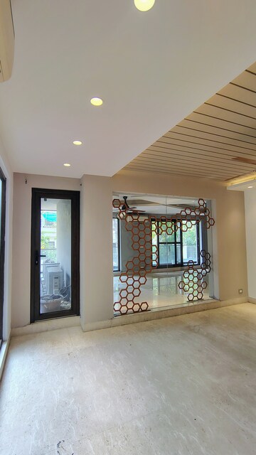 Room in 4 BHK Builder Floor at DLF Atria, Dlf Phase ii – for Rent