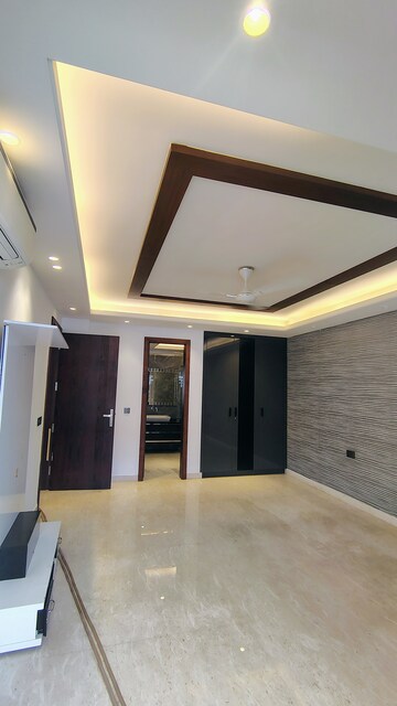 Room in 4 BHK Builder Floor at DLF Atria, Dlf Phase ii – for Rent