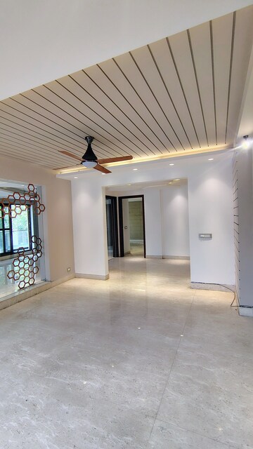 Room in 4 BHK Builder Floor at DLF Atria, Dlf Phase ii – for Rent