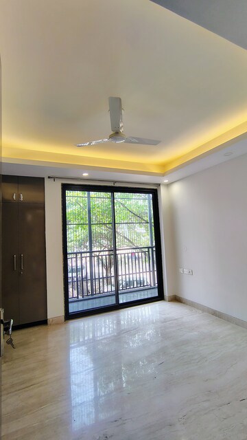 Room in 3 BHK Builder Floor at Empire Floors, Sector 57 – for Rent