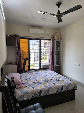 Bedroom in 2 BHK Apartment at Kiran Towers, Malad West – for Rent