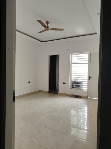 Room in 4 BHK Builder Floor at Parklands, Sector 85 – for Rent