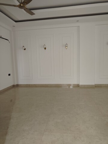 Room in 4 BHK Builder Floor at Parklands, Sector 85 – for Rent