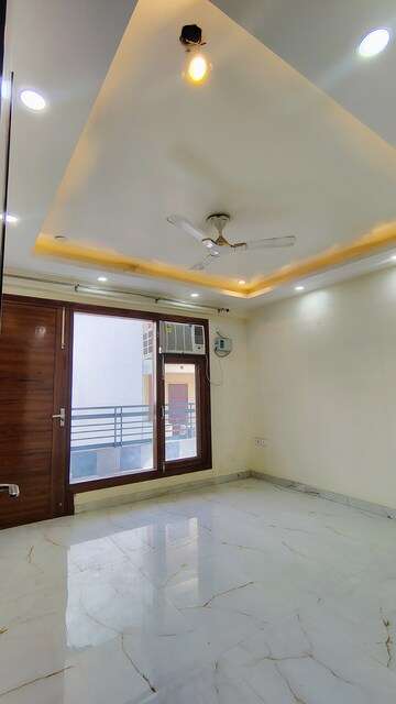 Room in 5 BHK Builder Floor at DLF City Gurgaon, Sector 27 – for Rent