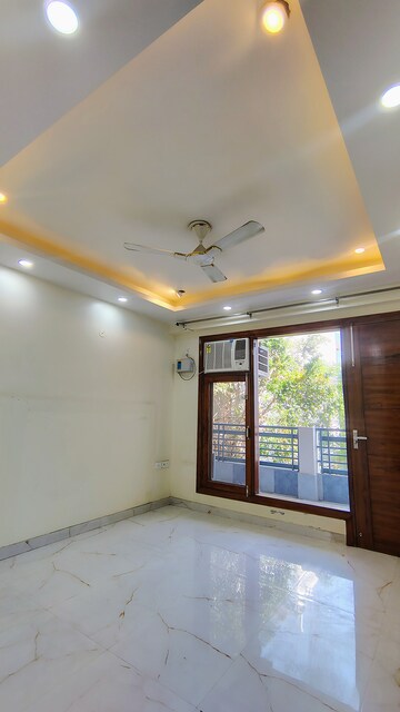 Room in 5 BHK Builder Floor at DLF City Gurgaon, Sector 27 – for Rent
