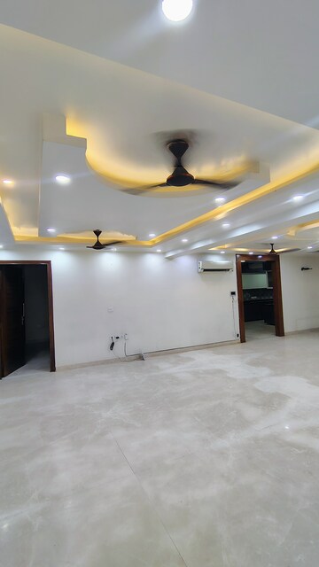 Room in 5 BHK Builder Floor at DLF City Gurgaon, Sector 27 – for Rent
