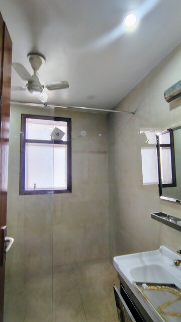 Room in 5 BHK Builder Floor at DLF City Gurgaon, Sector 27 – for Rent
