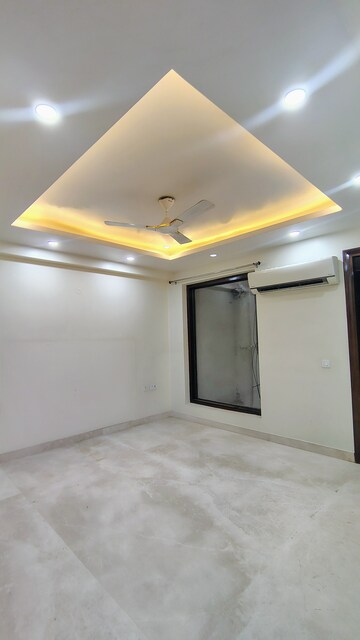 Room in 5 BHK Builder Floor at DLF City Gurgaon, Sector 27 – for Rent