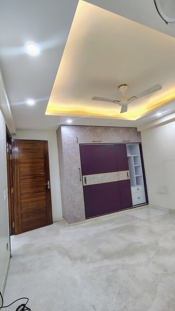 Bedroom in 5 BHK Builder Floor at DLF City Gurgaon, Sector 27 – for Rent