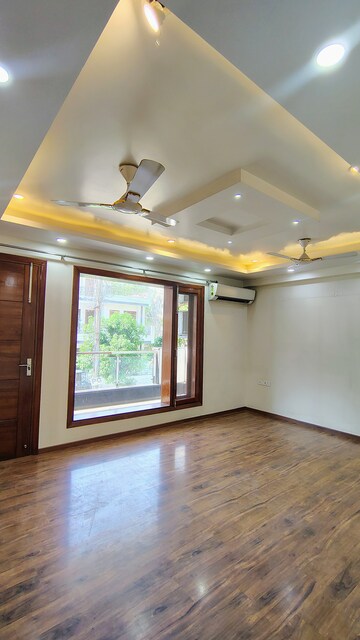 Bedroom in 5 BHK Builder Floor at DLF City Gurgaon, Sector 27 – for Rent