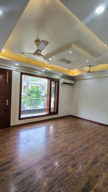 Room in 5 BHK Builder Floor at DLF City Gurgaon, Sector 27 – for Rent