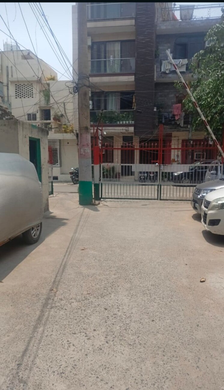  Parking, rwa-chittaranjan-park-block-r 1.5 Bedroom 500 Sq.Ft. Apartment In Chittaranjan Park Delhi 8742035