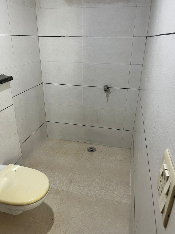 Bathroom, green park 3 Bedroom 1800 Sq.Ft. Apartment In Green Park Delhi 8743493