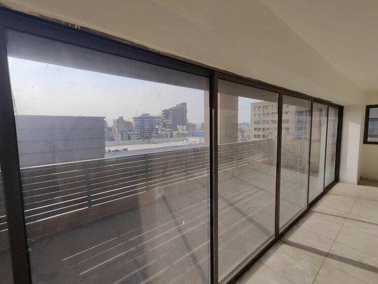 Room, mithakhali Commercial Office Space 1190 Sq.Ft. In Mithakhali Ahmedabad 8743669