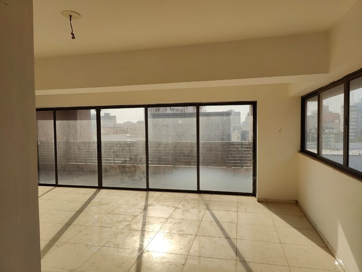 Room, mithakhali Commercial Office Space 1190 Sq.Ft. In Mithakhali Ahmedabad 8743669