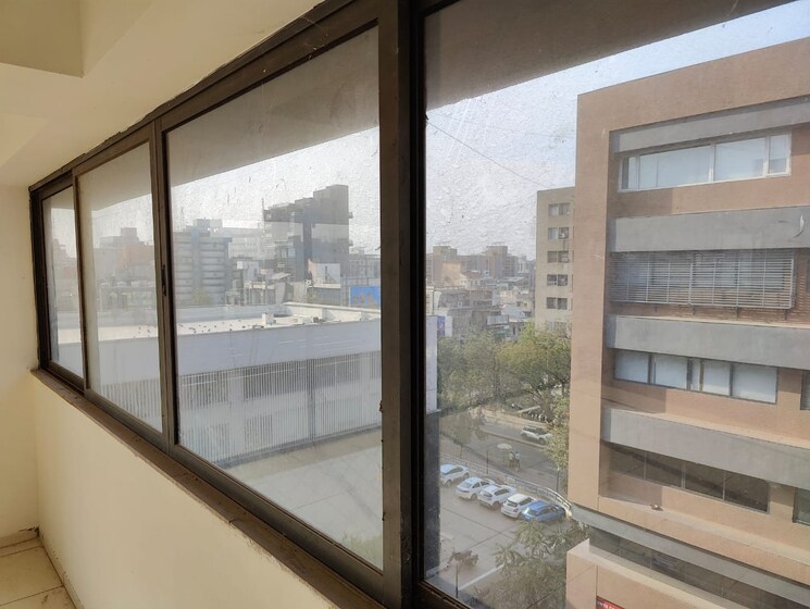 Room, mithakhali Commercial Office Space 1190 Sq.Ft. In Mithakhali Ahmedabad 8743669