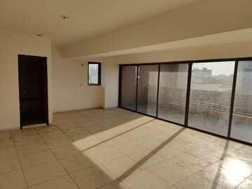 Room in  Office Space at Mithakhali – for Rent