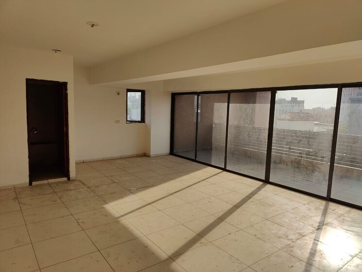 Room, mithakhali Commercial Office Space 1190 Sq.Ft. In Mithakhali Ahmedabad 8743669