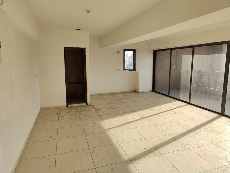 Room, mithakhali Commercial Office Space 1190 Sq.Ft. In Mithakhali Ahmedabad 8743669