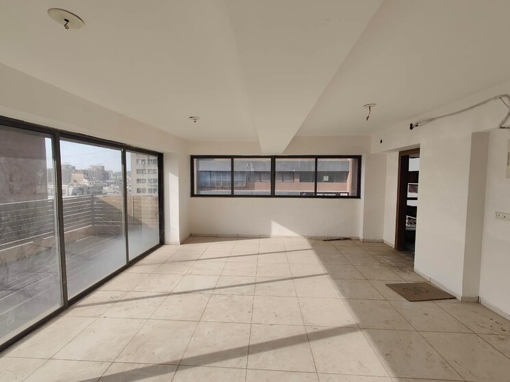  Parking, mithakhali Commercial Office Space 1190 Sq.Ft. In Mithakhali Ahmedabad 8743669