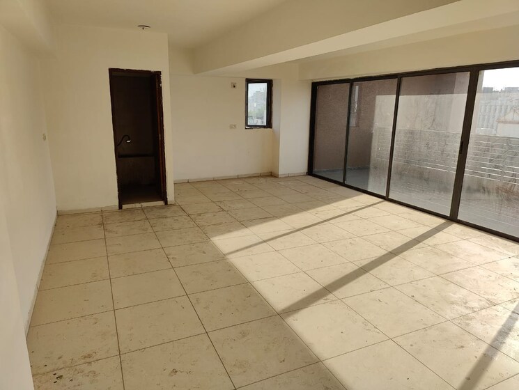 Room, mithakhali Commercial Office Space 1190 Sq.Ft. In Mithakhali Ahmedabad 8743669