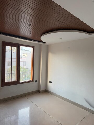 Room in 3 BHK Builder Floor at Vastu Apartments, Sector 55 – for Rent