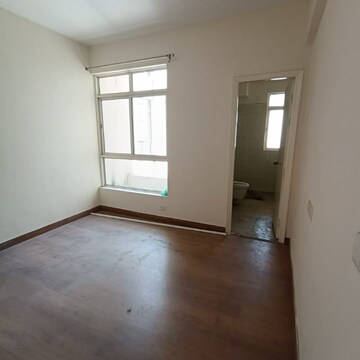 Room in 3 BHK Apartment at Jaypee Green Wish town Klassic, Sector 134 – for Rent