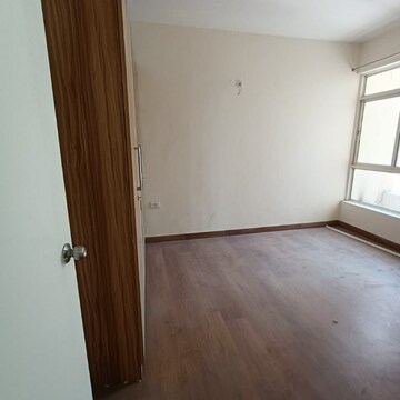 Room in 3 BHK Apartment at Jaypee Green Wish town Klassic, Sector 134 – for Rent