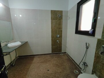 Bathroom in 3 BHK Builder Floor at Relaxo Apartment, Sector 46 – for Rent