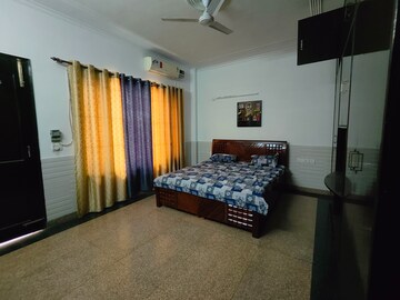 Bedroom in 3 BHK Builder Floor at Relaxo Apartment, Sector 46 – for Rent