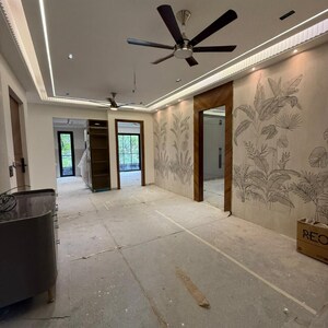 Parking in 4 BHK Builder Floor at Unitech Rodeo Drive, South City 2 – for Sale