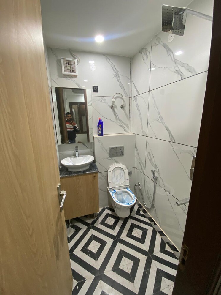 Bathroom, mahavir enclave 1 3 Bedroom 900 Sq.Ft. Builder Floor In Mahavir Enclave 1 Delhi 8744293