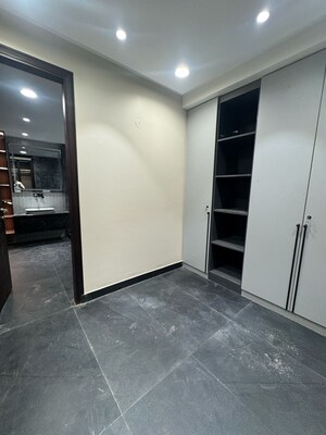 Room in 4 BHK Builder Floor at SS Southend Floors, South City 2 – for Sale