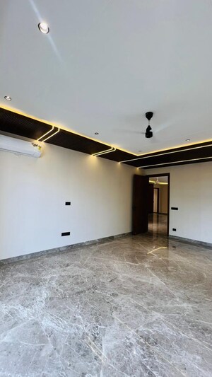 Room in 4 BHK Builder Floor at Jalvayu Towers, Sector 56 – for Sale