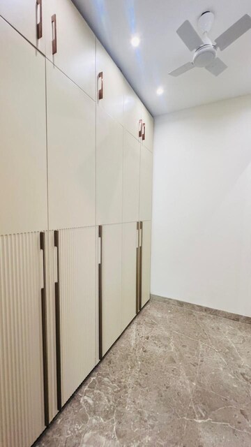 Building Lobby in 4 BHK Builder Floor at Jalvayu Towers, Sector 56 – for Sale