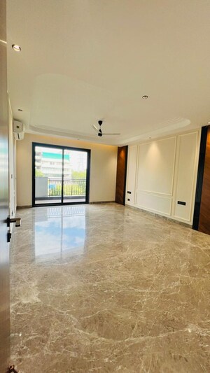 Room in 4 BHK Builder Floor at Jalvayu Towers, Sector 56 – for Sale