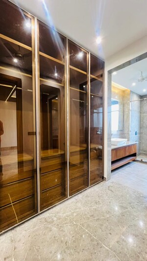 Building Lobby in 4 BHK Builder Floor at Jalvayu Towers, Sector 56 – for Sale