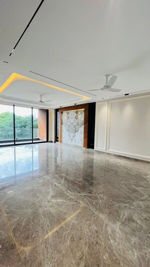 Room in 4 BHK Builder Floor at Jalvayu Towers, Sector 56 – for Sale