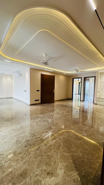 Room in 4 BHK Builder Floor at Jalvayu Towers, Sector 56 – for Sale