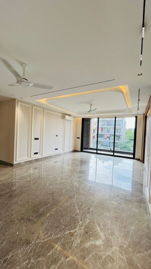 Room in 4 BHK Builder Floor at Jalvayu Towers, Sector 56 – for Sale