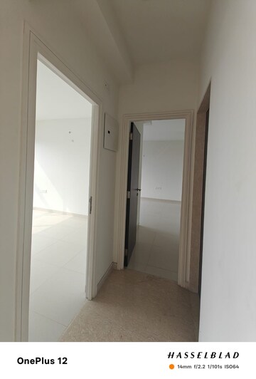Room in 3 BHK Apartment at L&T Seawoods Residences Phase 2, Seawoods – for Rent