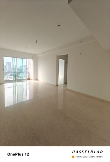 Room in 3 BHK Apartment at L&T Seawoods Residences Phase 2, Seawoods – for Rent