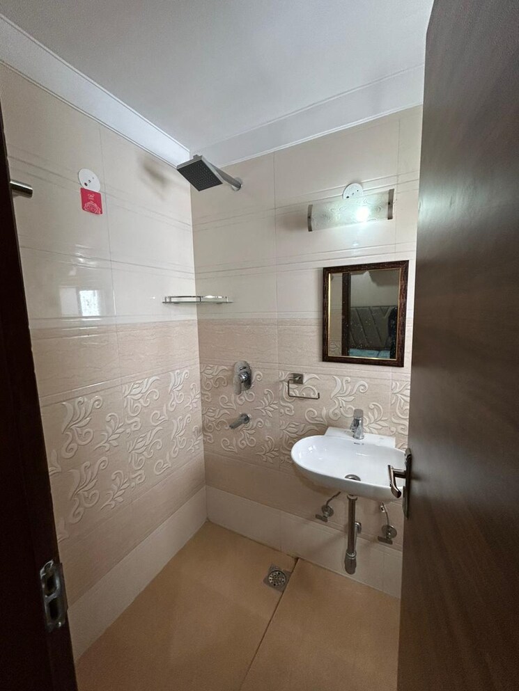 Bathroom, sector 42 3 Bedroom 180 Sq.Yd. Builder Floor In Sector 42 Gurgaon 8746302