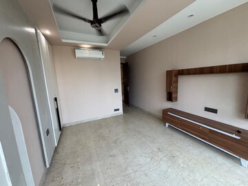 Building Lobby in 5 BHK Builder Floor at Dlf Phase ii – for Sale