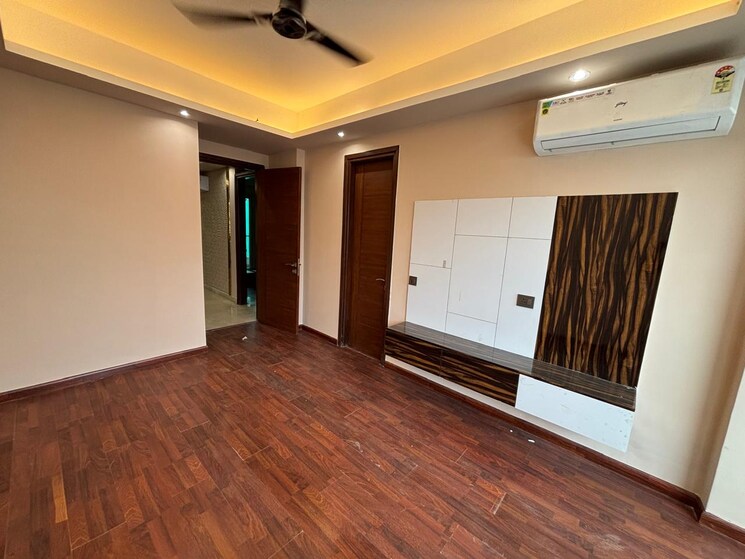 Room, dlf phase ii 5 Bedroom 300 Sq.Yd. Builder Floor In Dlf Phase ii Gurgaon 8746606