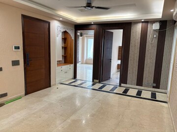 Room in 5 BHK Builder Floor at Dlf Phase ii – for Sale