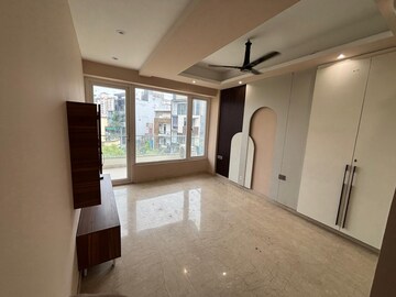 Room in 5 BHK Builder Floor at Dlf Phase ii – for Sale
