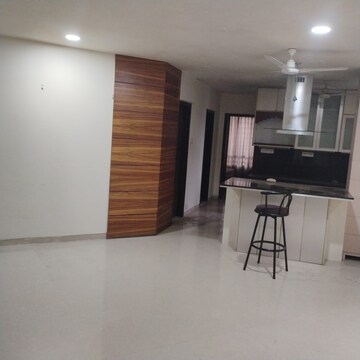 Room in 2 BHK Apartment at Oberoi Realty Park View, Kandivali East – for Rent
